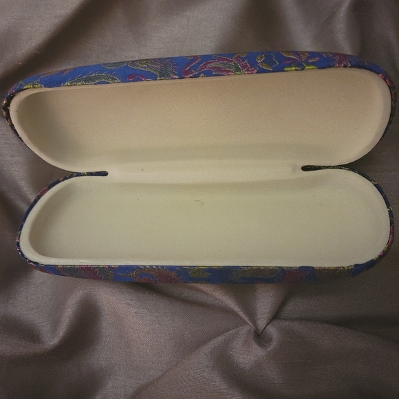 Eyeglass case - Picture 2 of 2